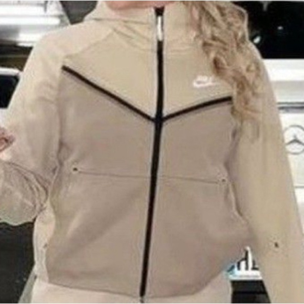 Nike tech - Picture 2 of 2